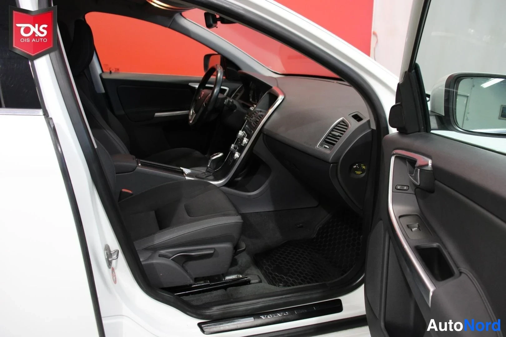 Valkoinen Volvo XC60 2015, ohjaamo, kuva 12