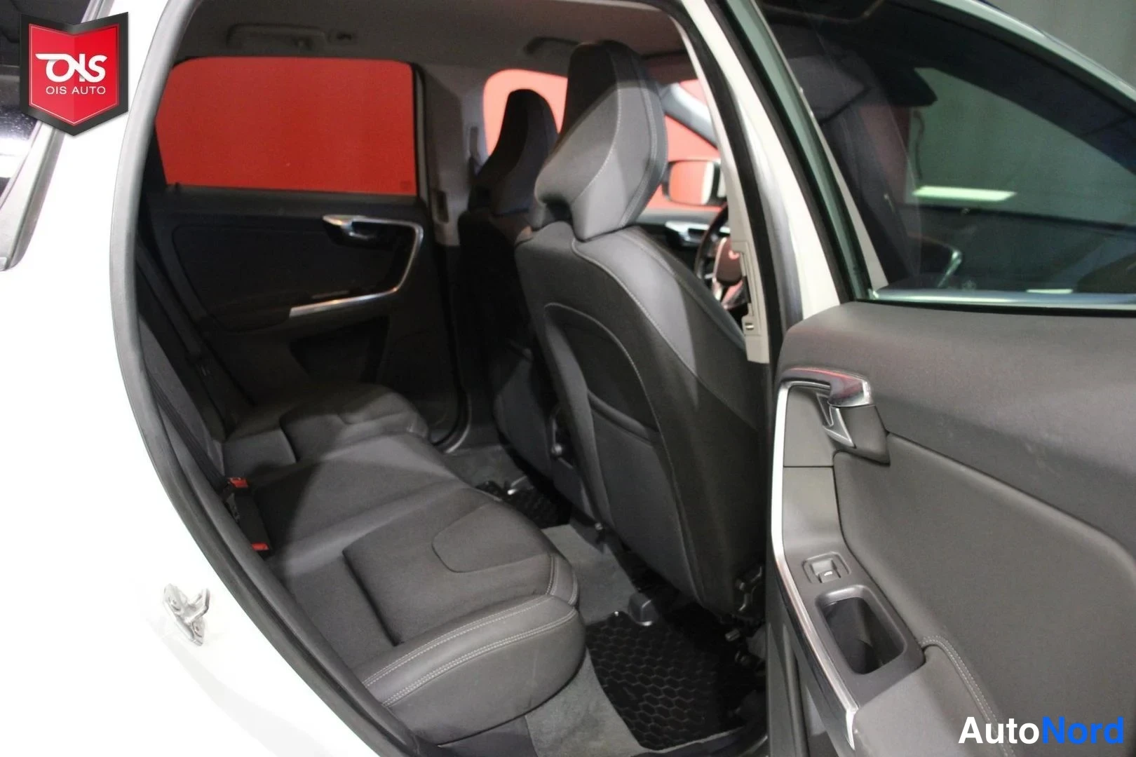 Valkoinen Volvo XC60 2015, takaistuimet, kuva 15