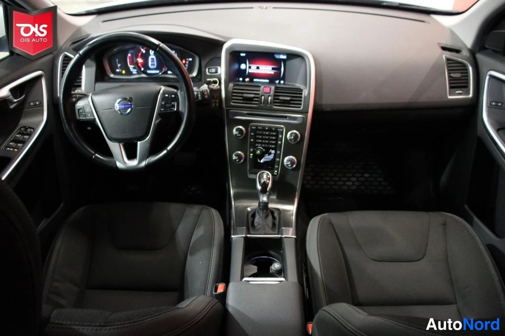 Valkoinen Volvo XC60 2015, ohjaamo, kuva 9