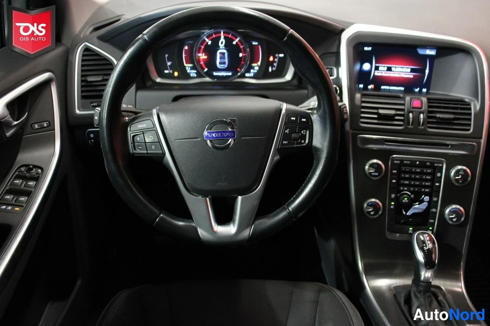 Valkoinen Volvo XC60 2015, ohjaamo, kuva 10