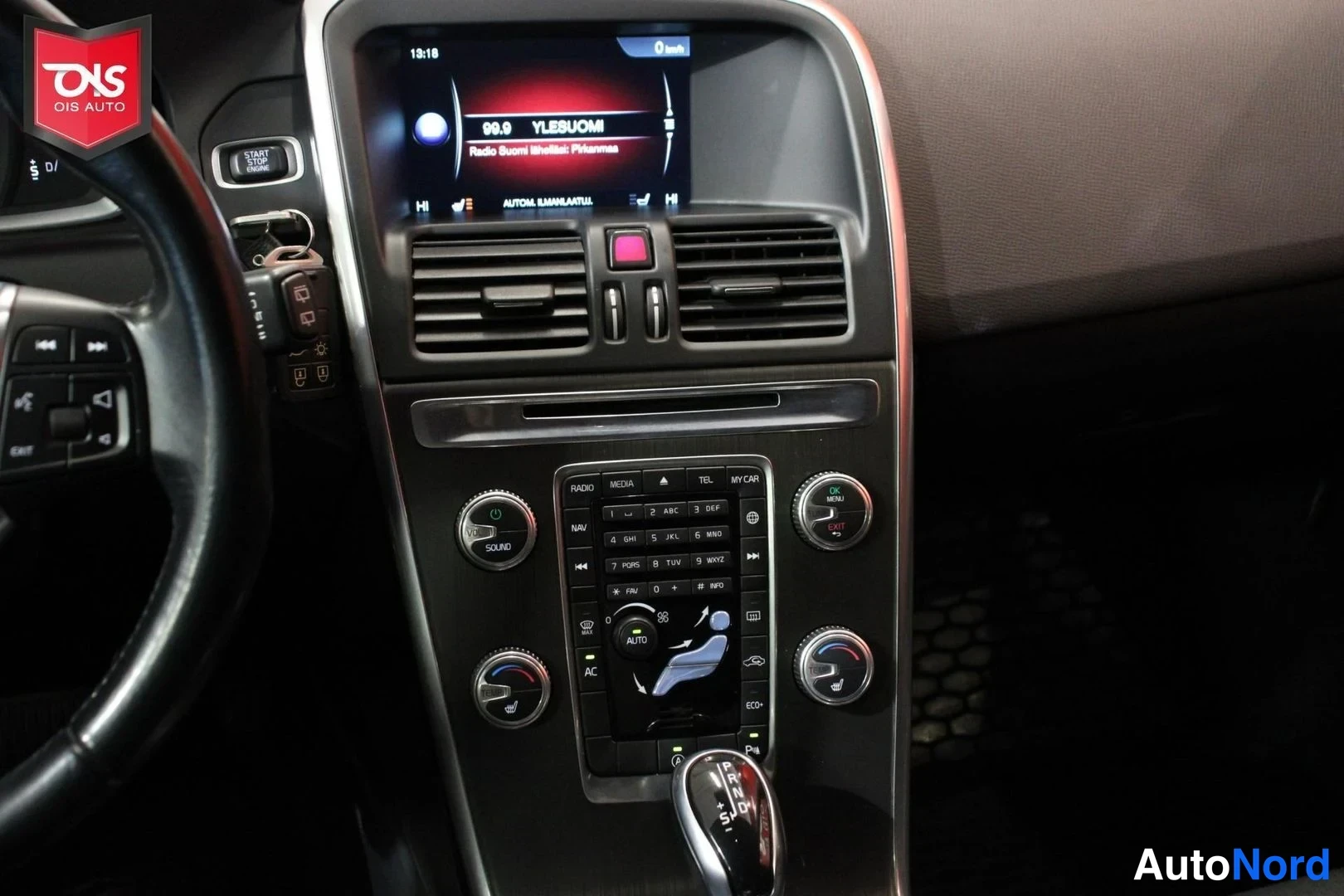 Valkoinen Volvo XC60 2015, ohjaamo, kuva 11