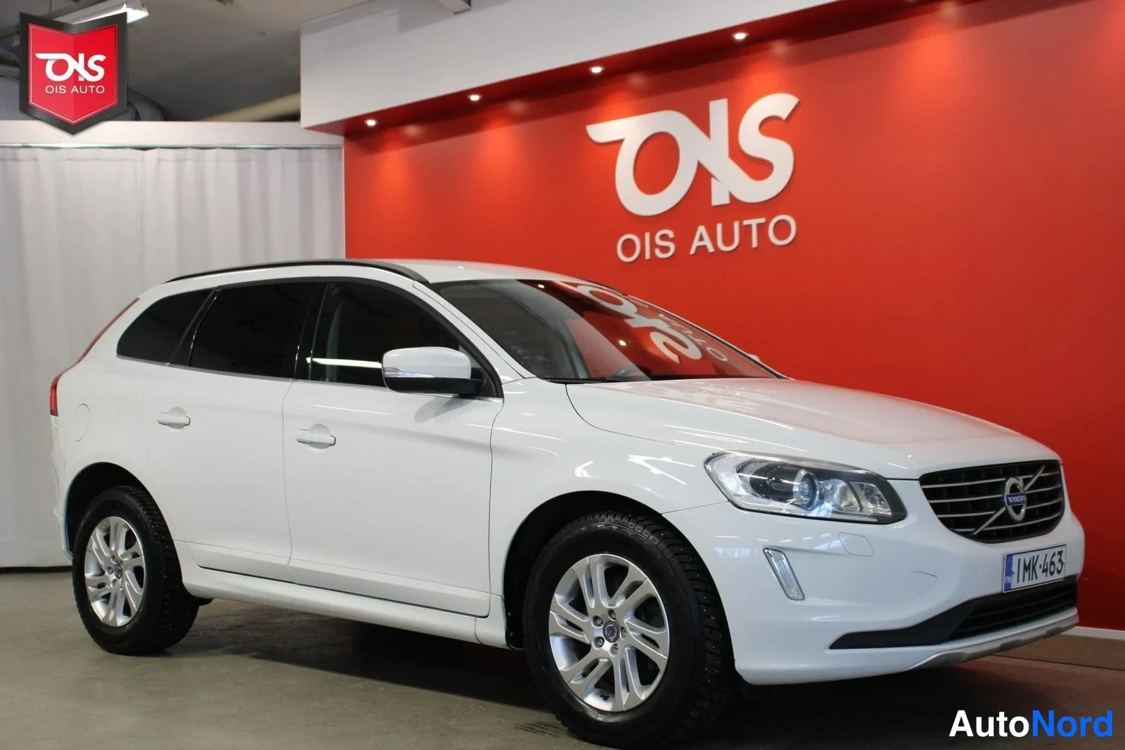 Valkoinen Volvo XC60 2015, etuviisto, keula oikealle, kuva 4