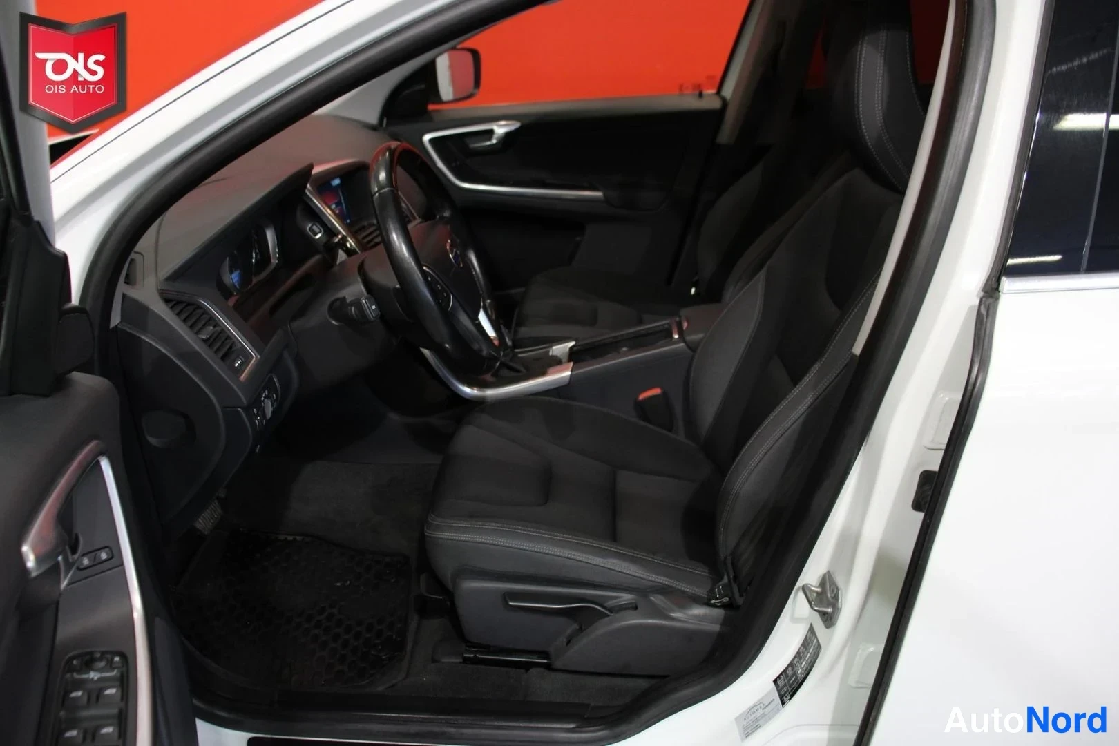 Valkoinen Volvo XC60 2015, etuistuimet, kuva 13
