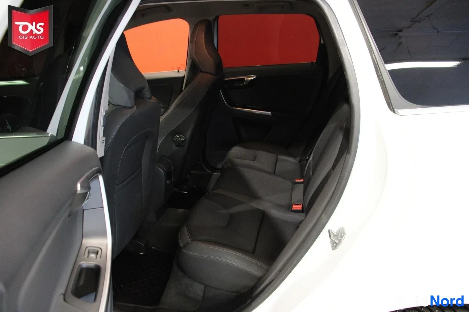 Valkoinen Volvo XC60 2015, takaistuimet, kuva 14