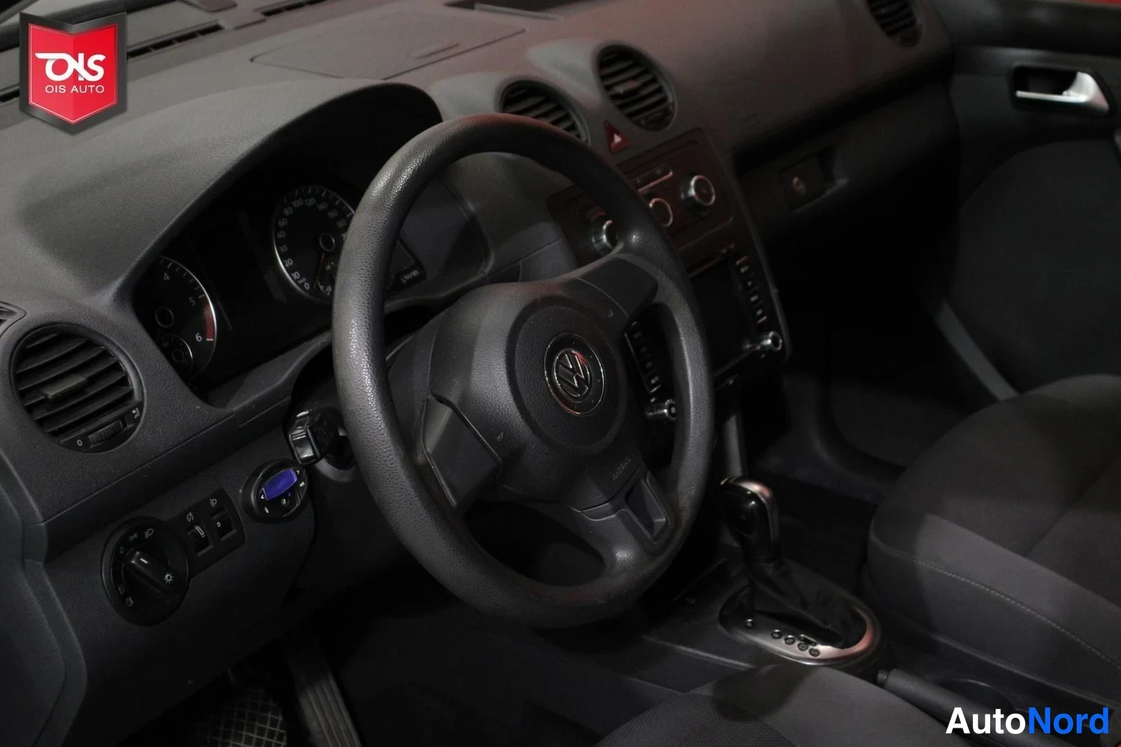 Violetti Volkswagen Caddy 2011, ohjaamo, kuva 13