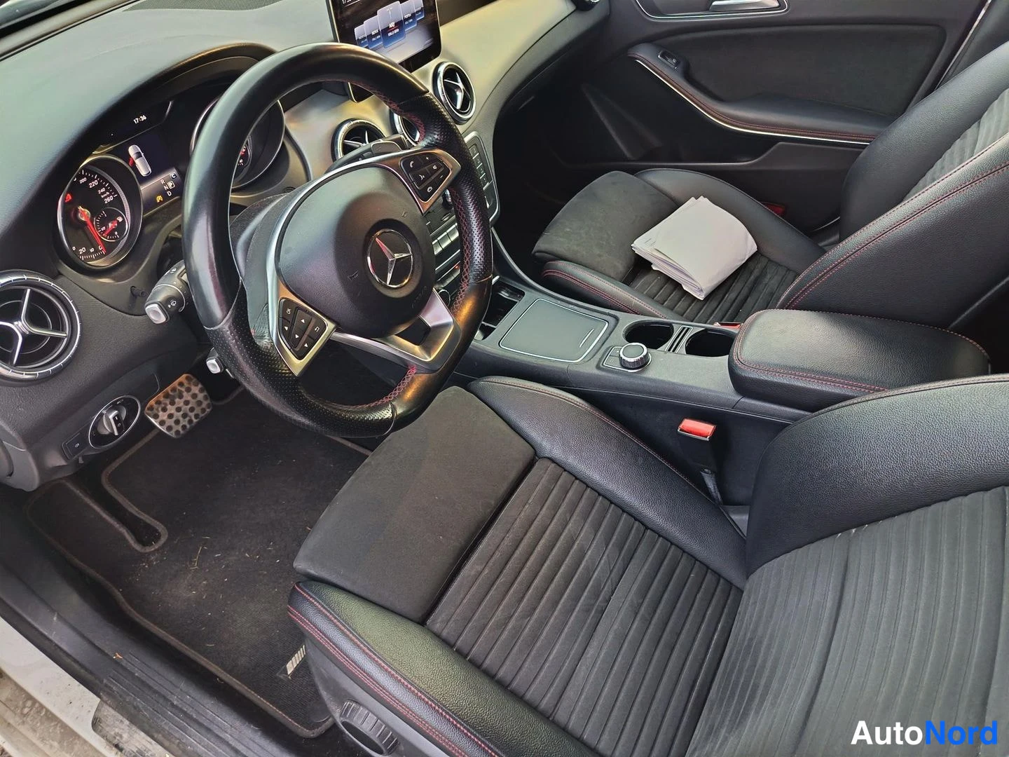 Valkoinen Mercedes-Benz CLA 2017, ohjaamo, kuva 5