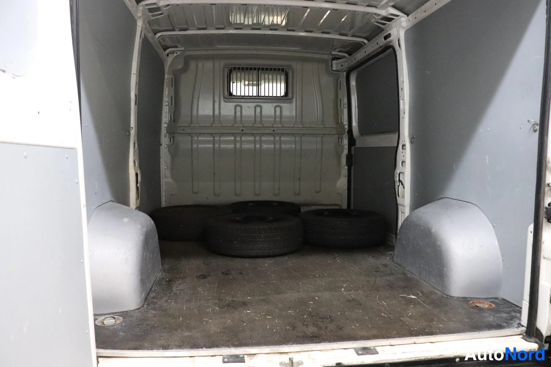 Valkoinen Peugeot Boxer 2019, tavaratila, kuva 9