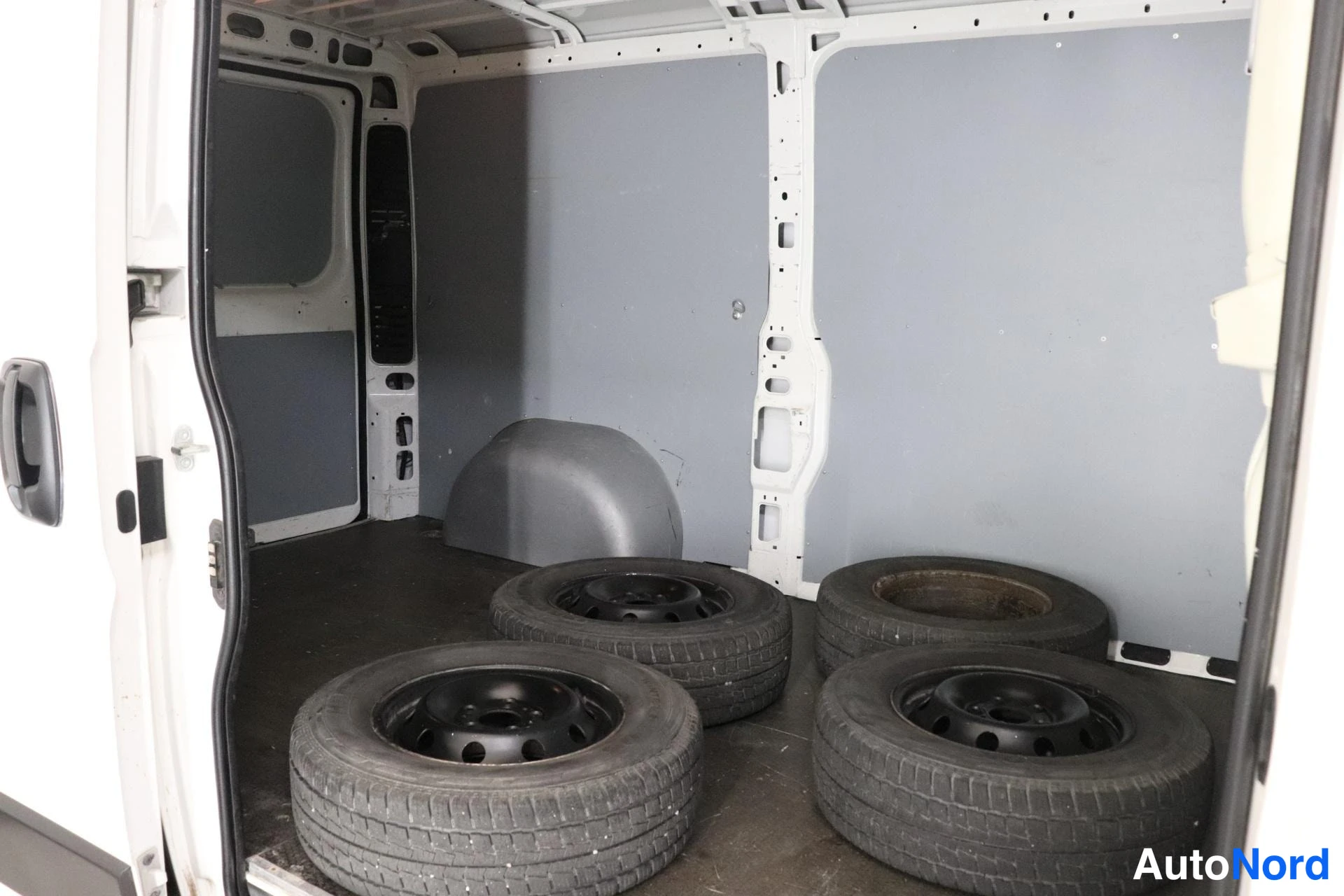 Valkoinen Peugeot Boxer 2019, tavaratila, kuva 10