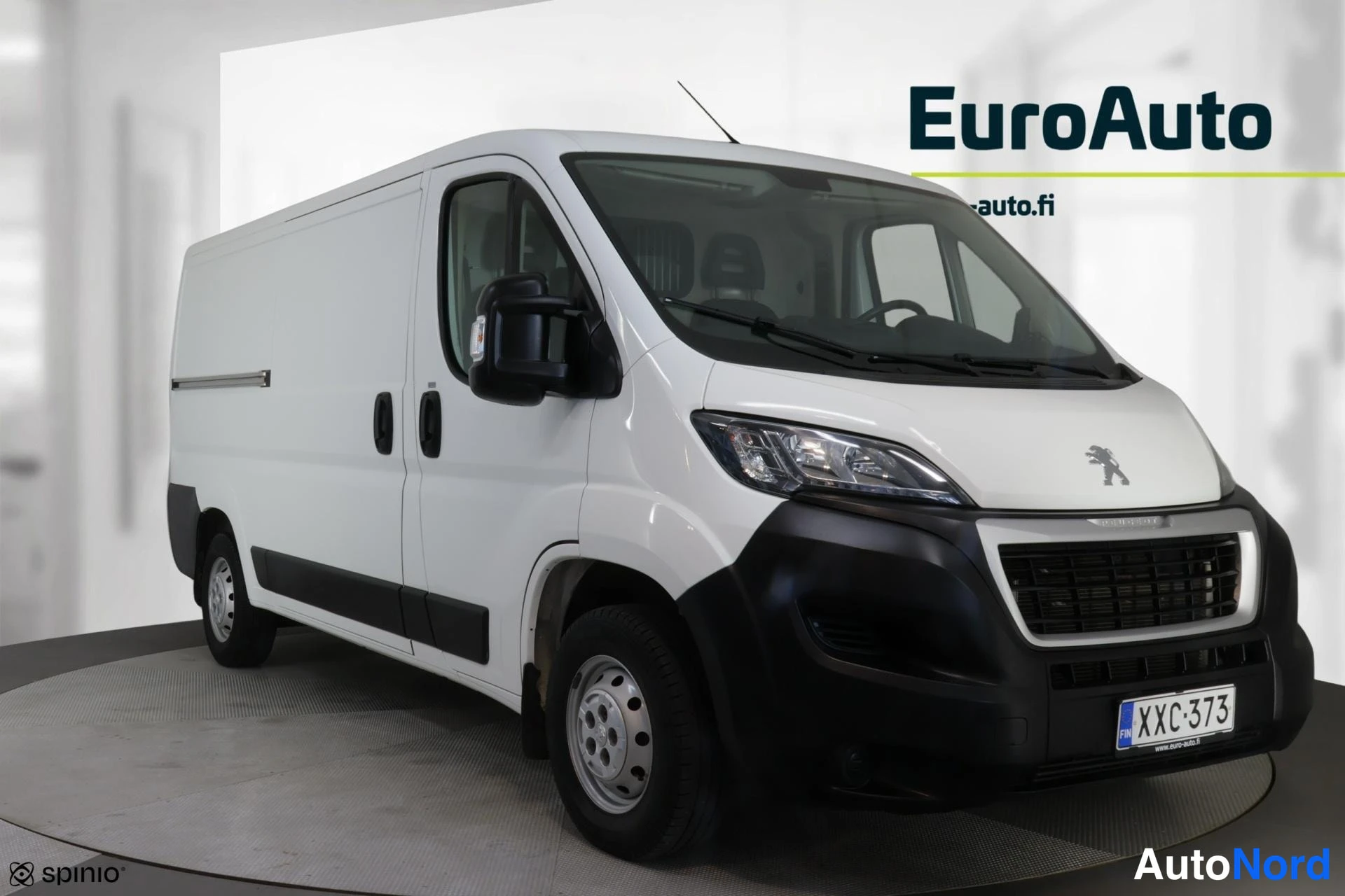 Valkoinen Peugeot Boxer 2019, etuviisto, keula oikealle, kuva 3