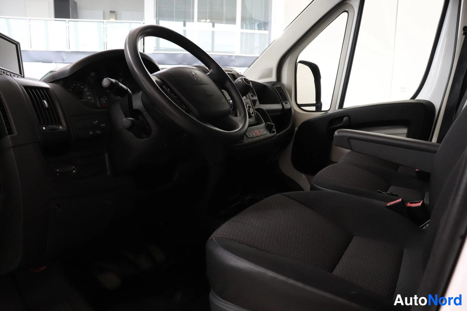 Valkoinen Peugeot Boxer 2019, ohjaamo, kuva 7