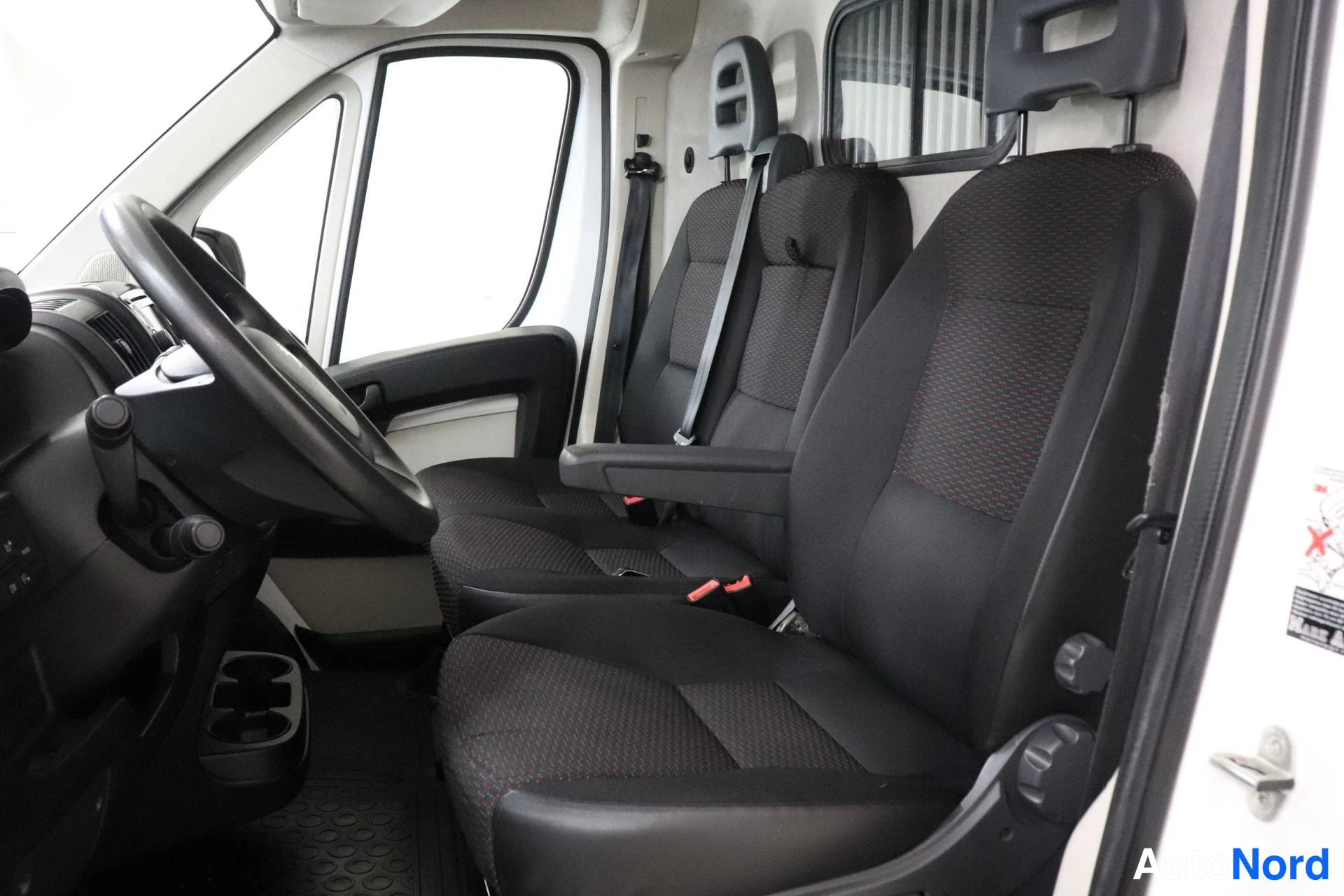 Valkoinen Peugeot Boxer 2019, etuistuimet, kuva 8