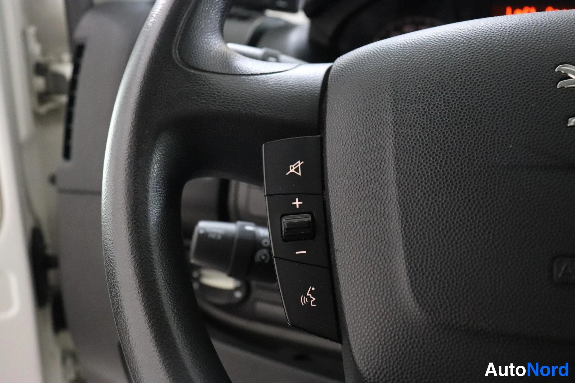 Valkoinen Peugeot Boxer 2019, yksityiskohta, kuva 11