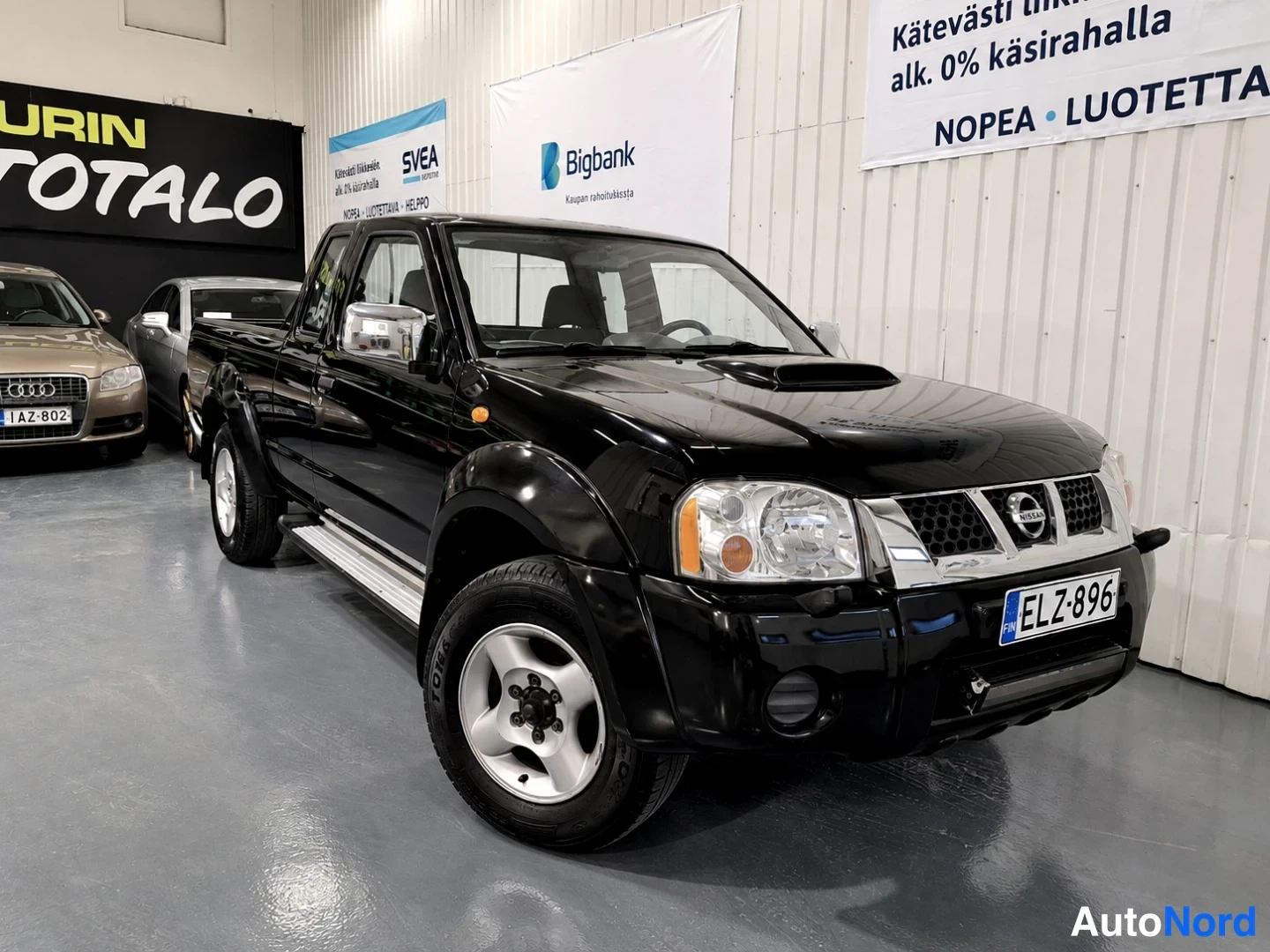 Musta Nissan King Cab 2011, etuviisto, keula oikealle, kuva 2