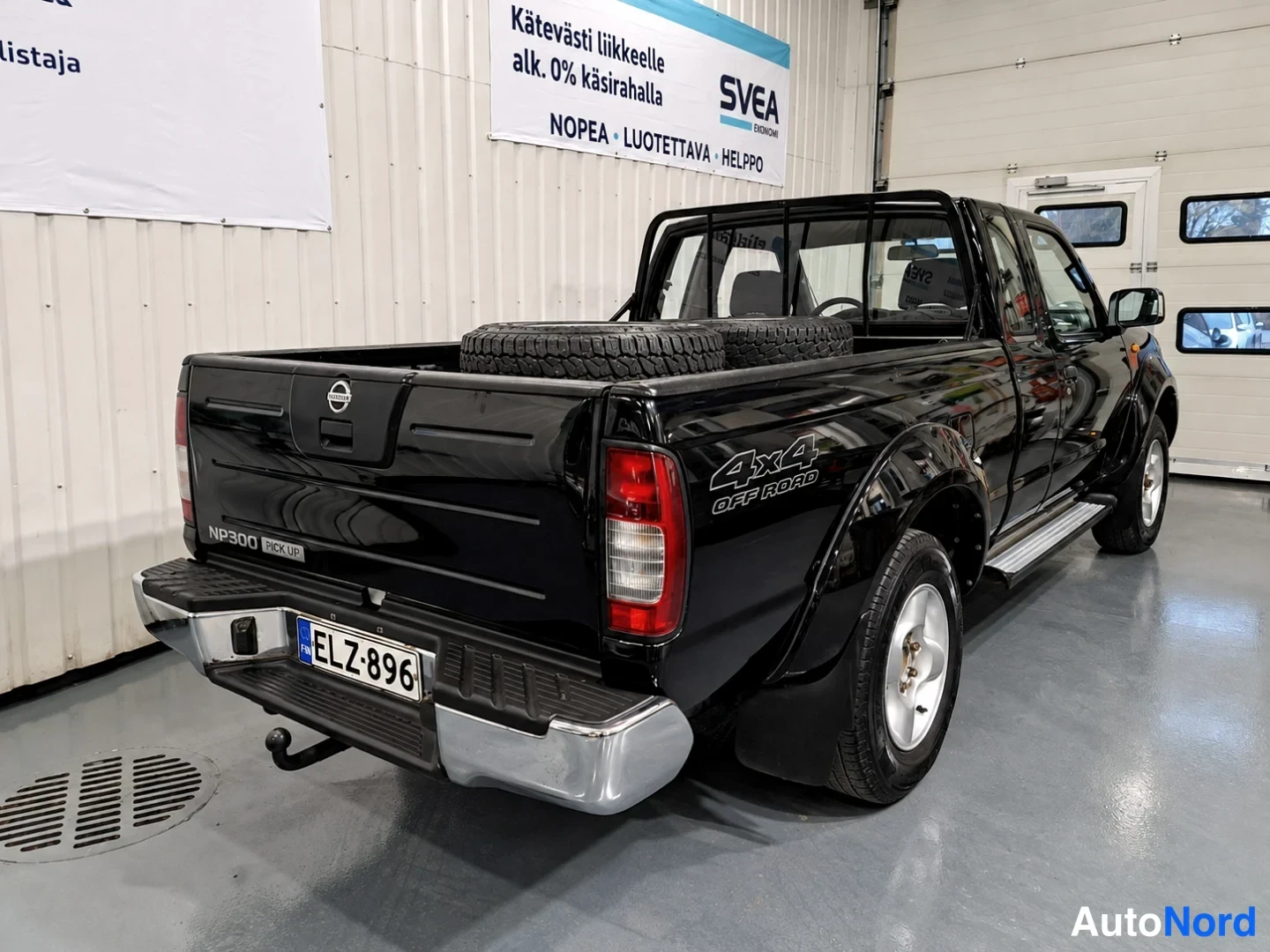 Musta Nissan King Cab 2011, takaviisto, kuva 3