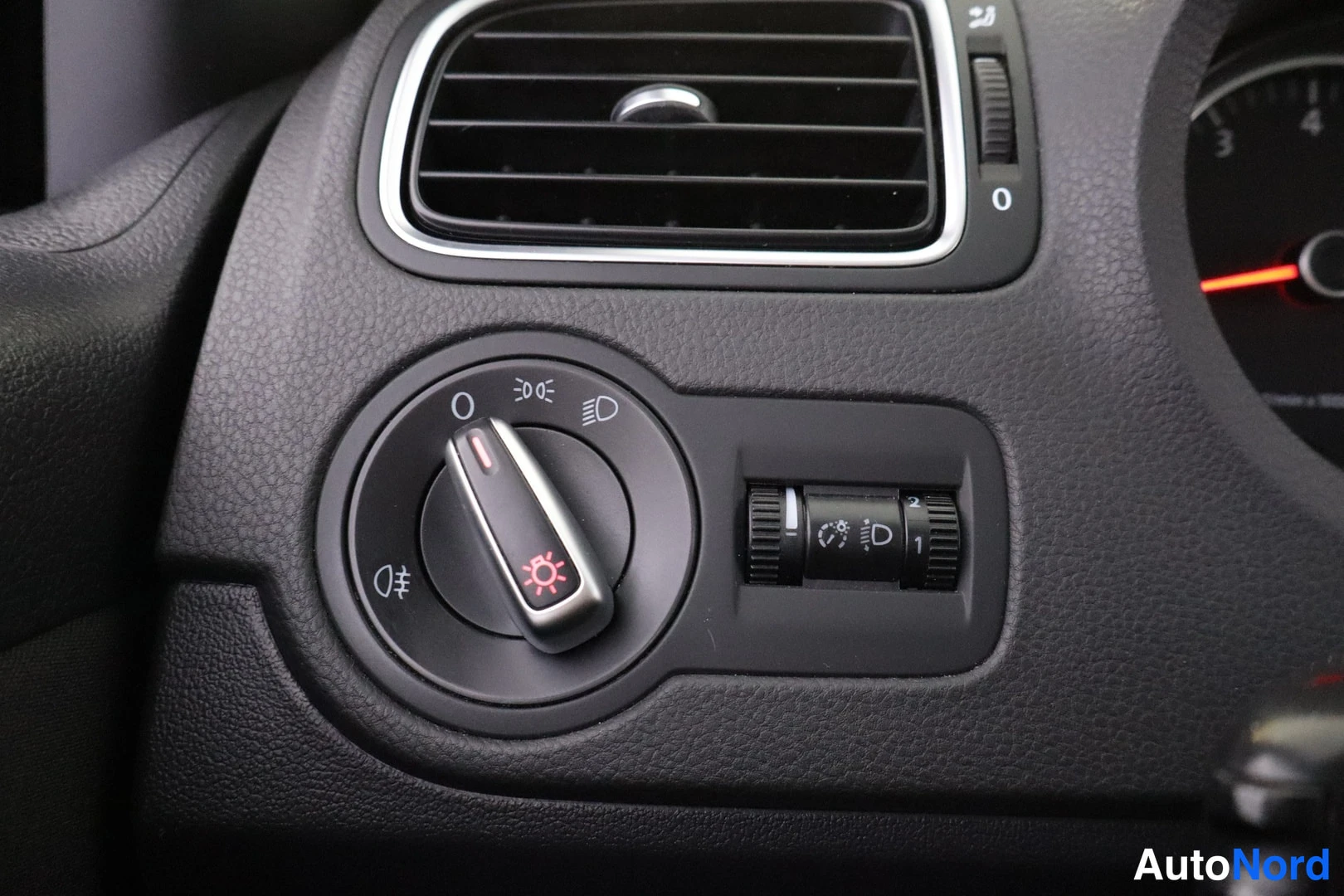 Sininen Volkswagen Polo 2011, yksityiskohta, kuva 16