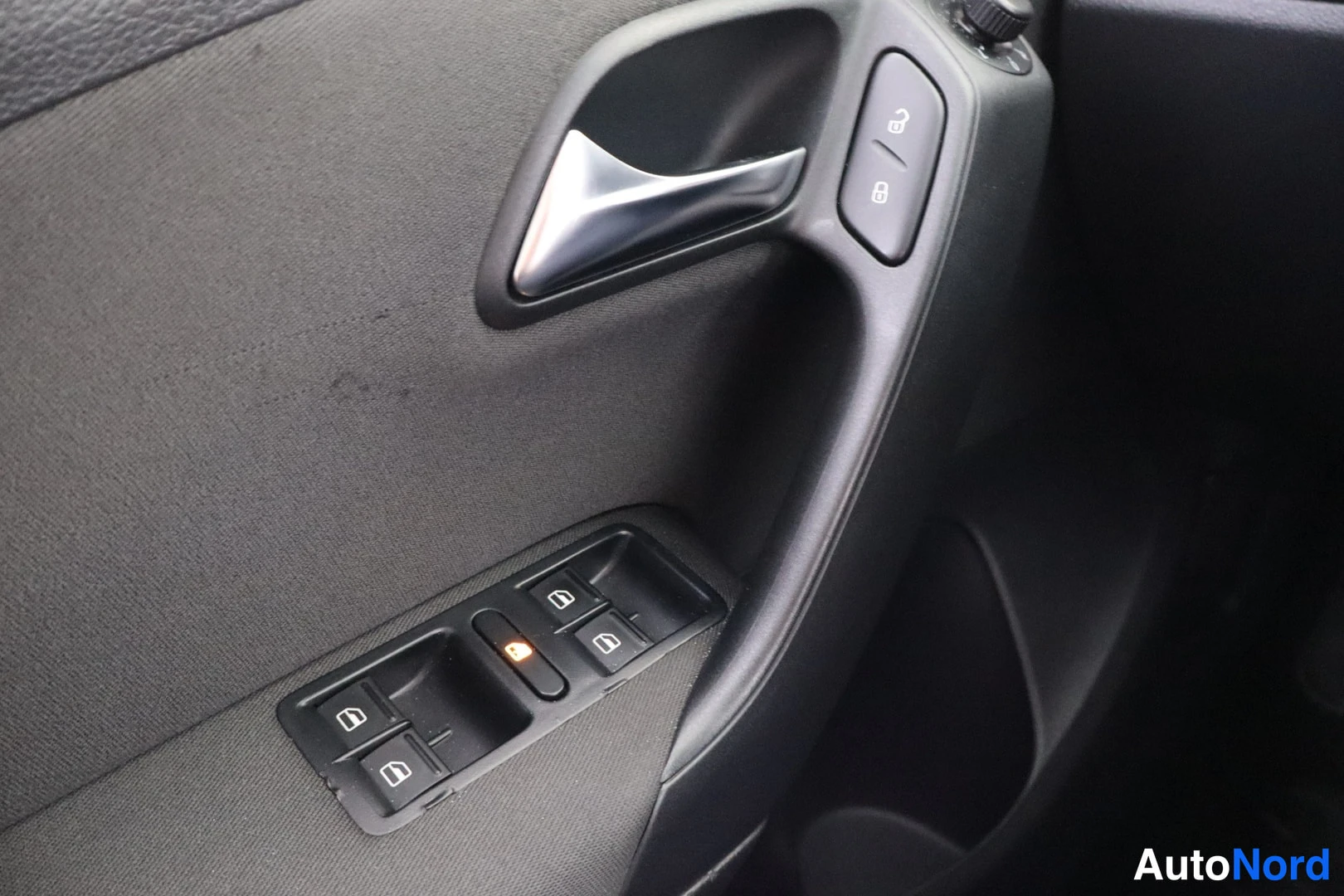 Sininen Volkswagen Polo 2011, yksityiskohta, kuva 17