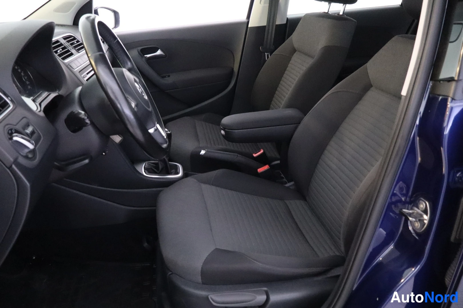 Sininen Volkswagen Polo 2011, yksityiskohta, kuva 18