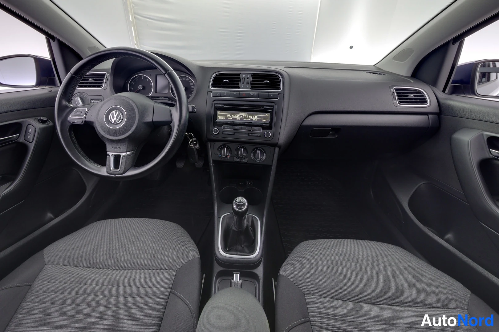 Sininen Volkswagen Polo 2011, ohjaamo, kuva 8