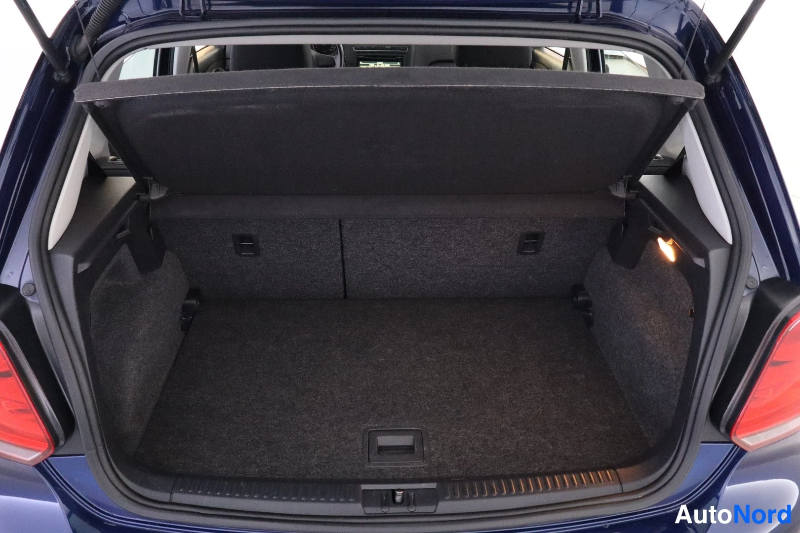 Sininen Volkswagen Polo 2011, tavaratila, kuva 11