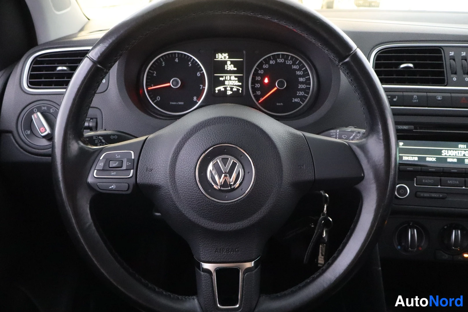Sininen Volkswagen Polo 2011, ohjaamo, kuva 7