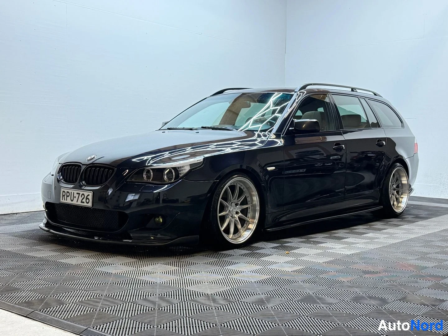 Sininen BMW 535d 2008, etuviisto, keula vasemmalle, kuva 2