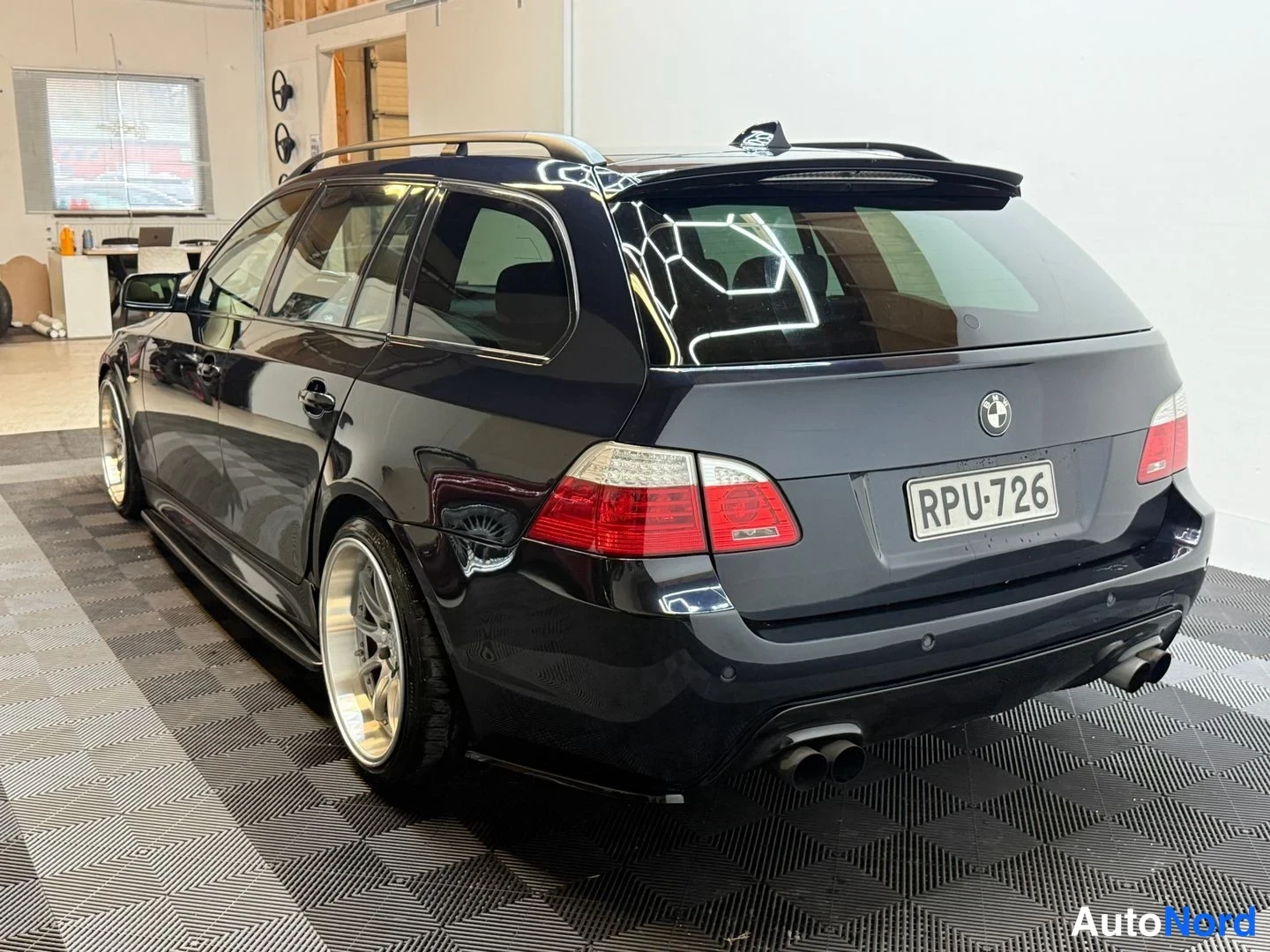 Sininen BMW 535d 2008, takaviisto, kuva 13