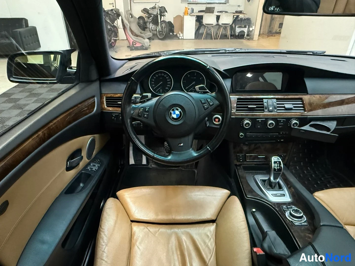Sininen BMW 535d 2008, ohjaamo, kuva 17