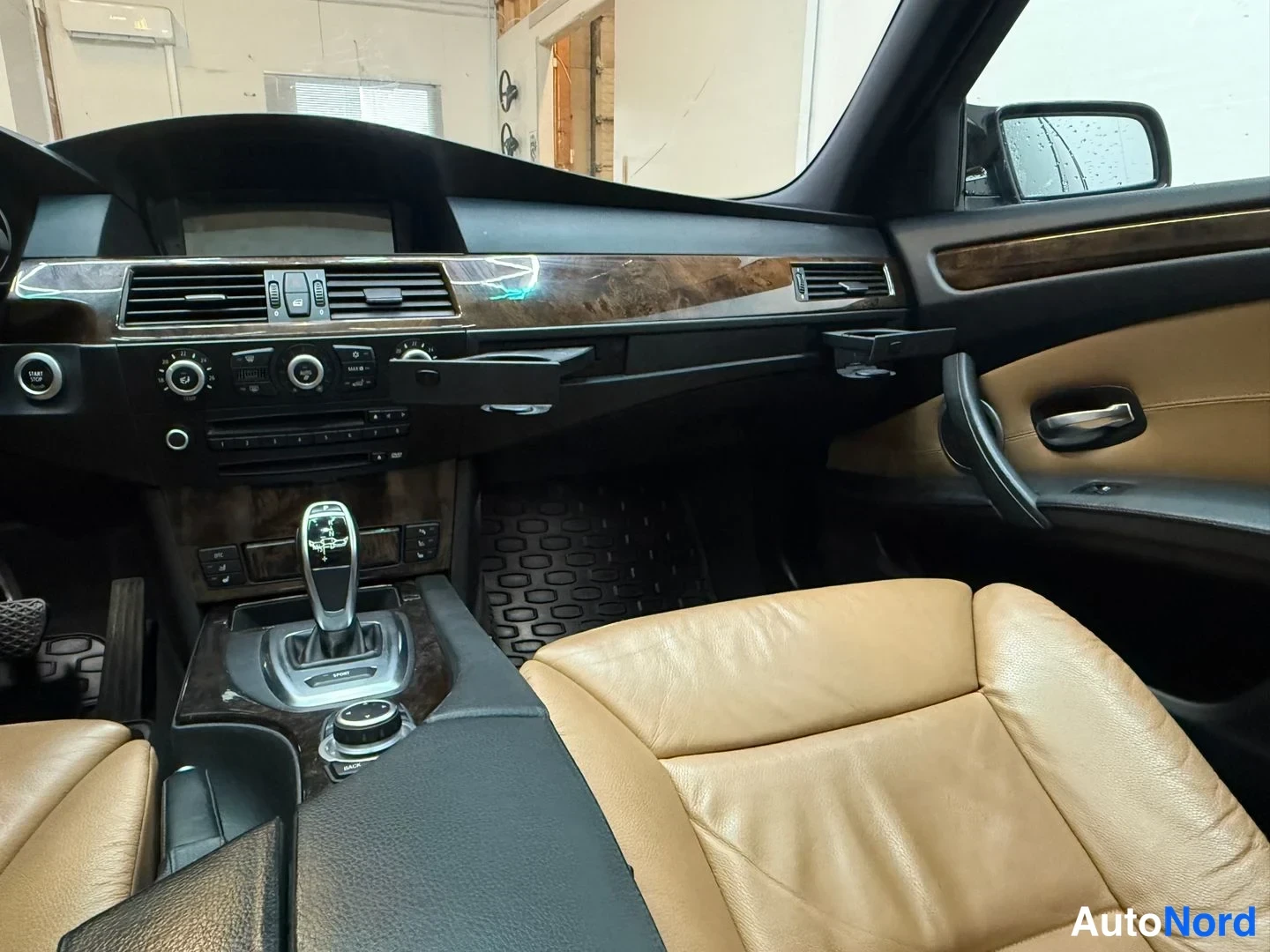 Sininen BMW 535d 2008, ohjaamo, kuva 18