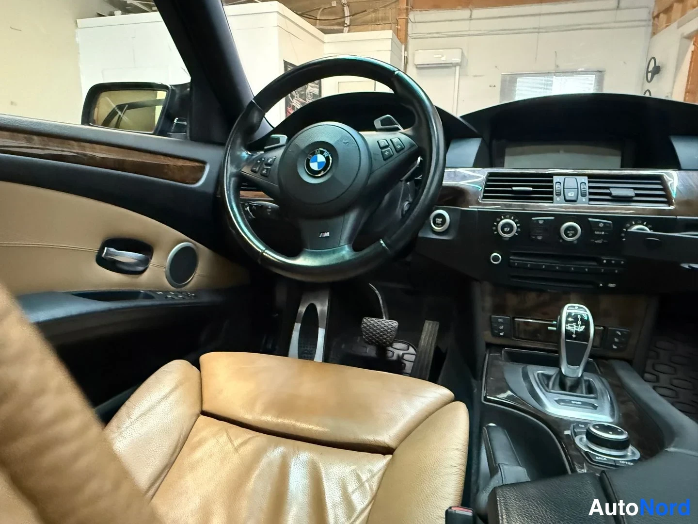 Sininen BMW 535d 2008, ohjaamo, kuva 19