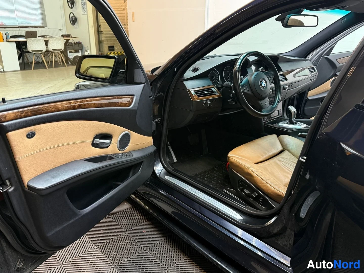 Sininen BMW 535d 2008, ohjaamo, kuva 20