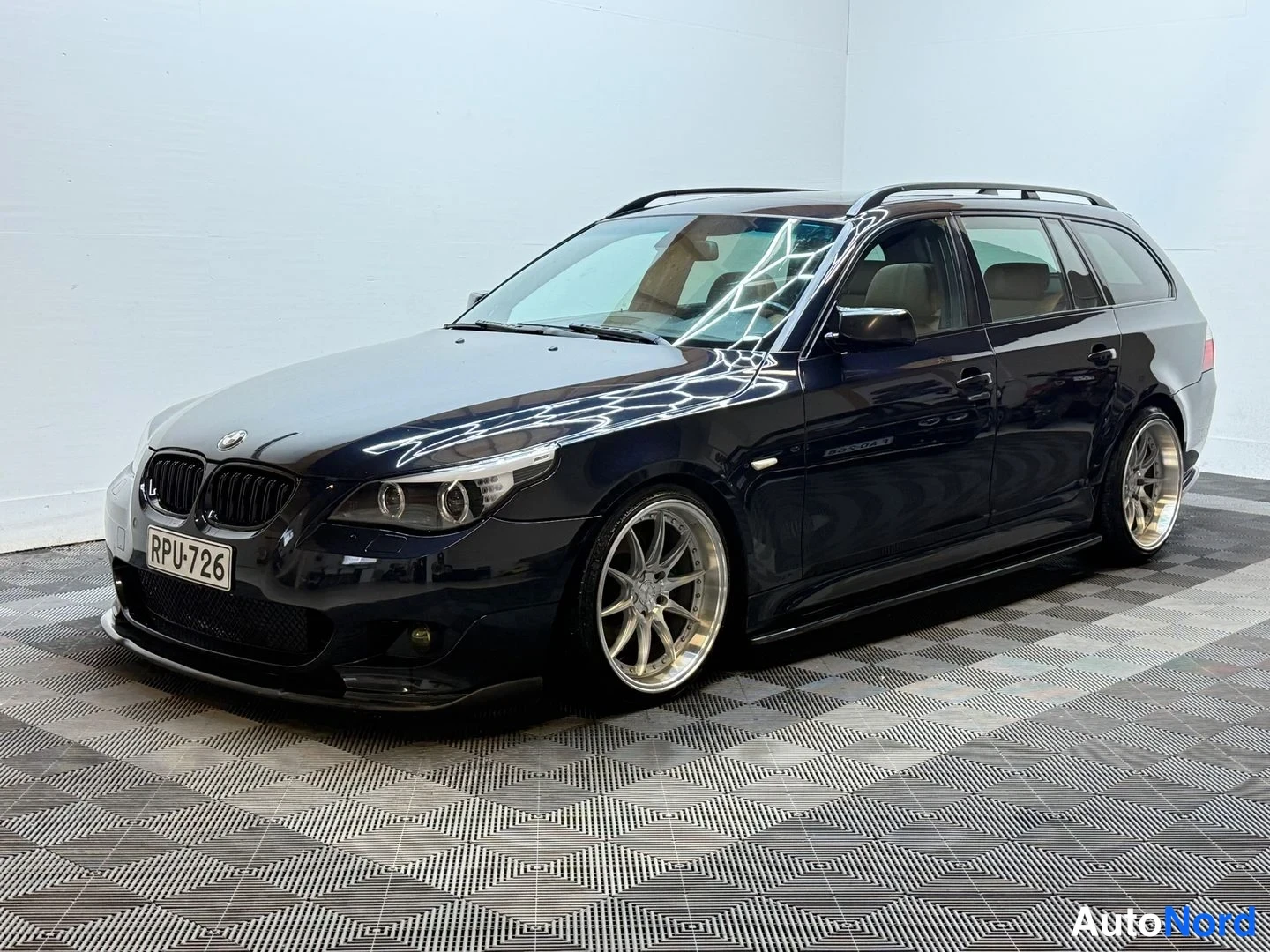 Sininen BMW 535d 2008, etuviisto, keula vasemmalle, kuva 3
