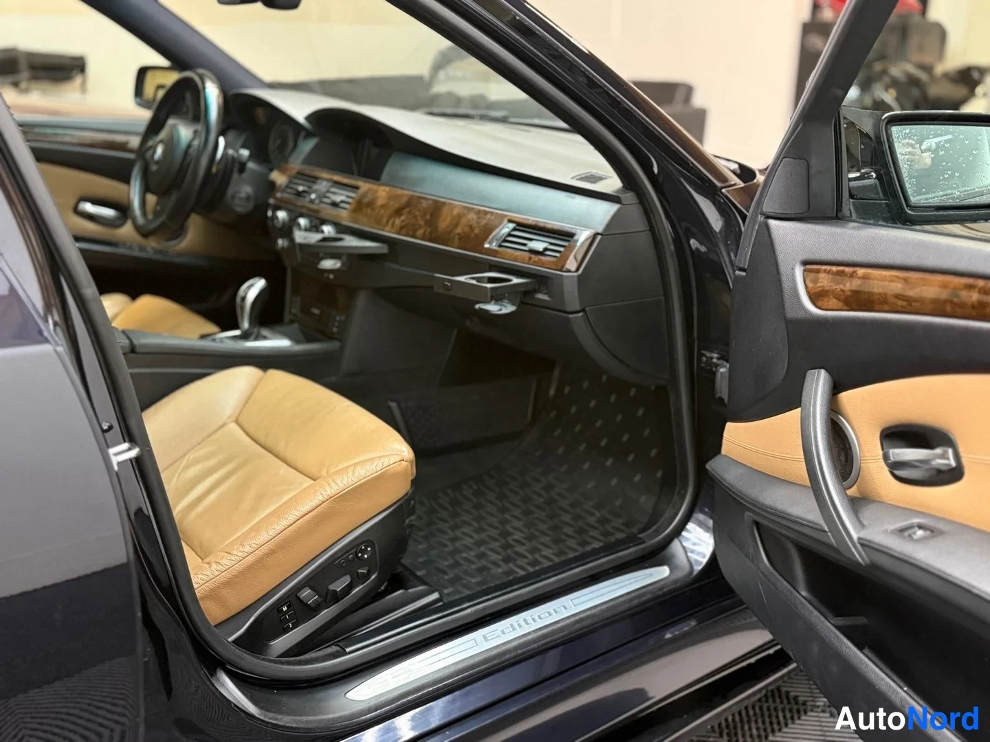 Sininen BMW 535d 2008, ohjaamo, kuva 22