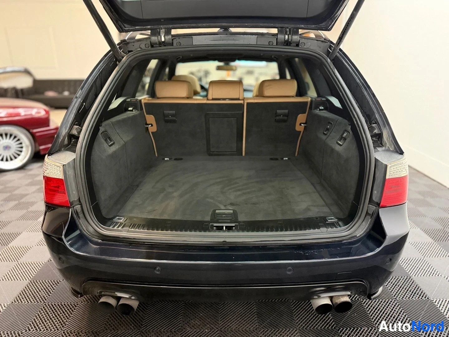Sininen BMW 535d 2008, tavaratila, kuva 30