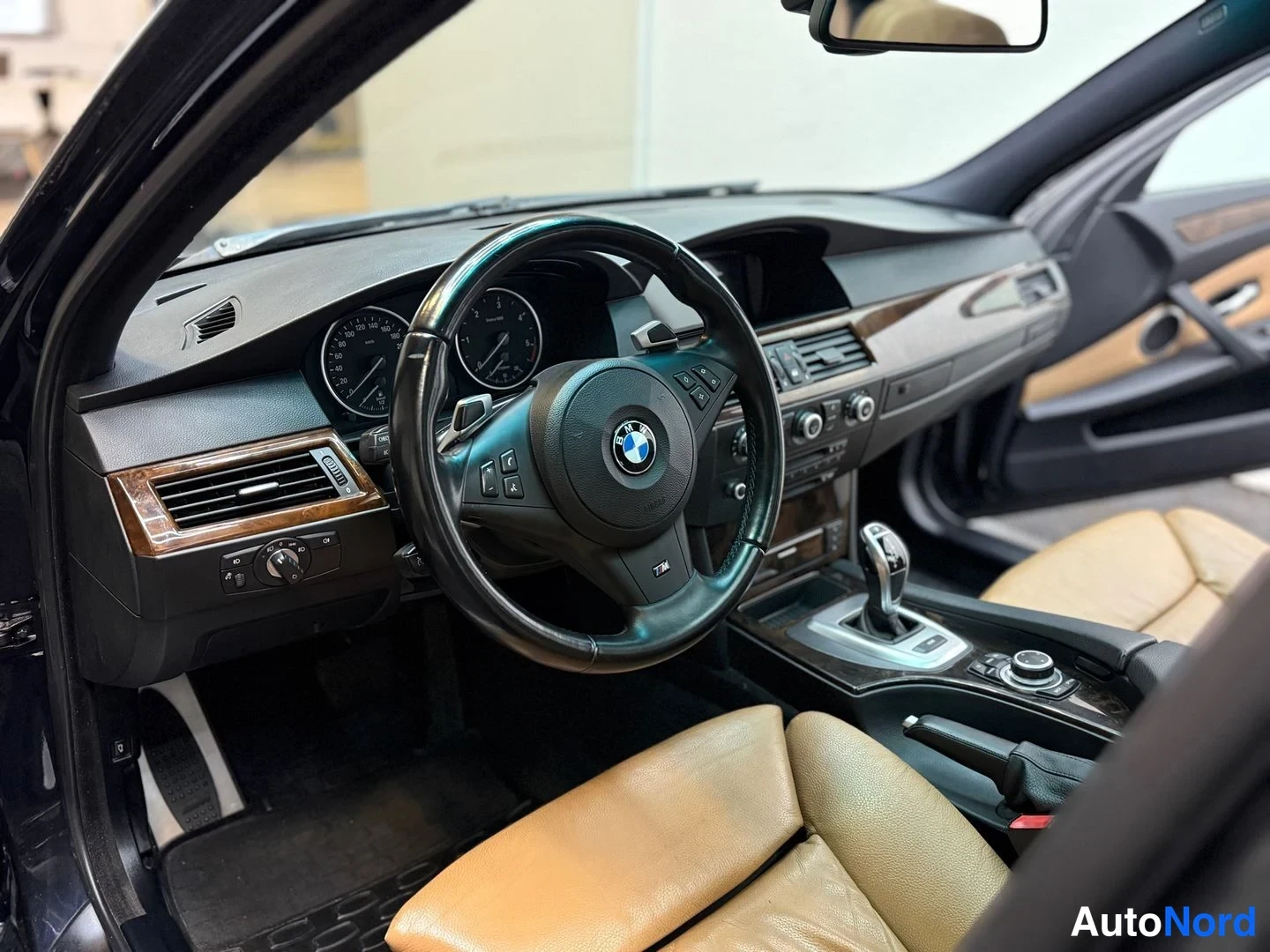 Sininen BMW 535d 2008, ohjaamo, kuva 25