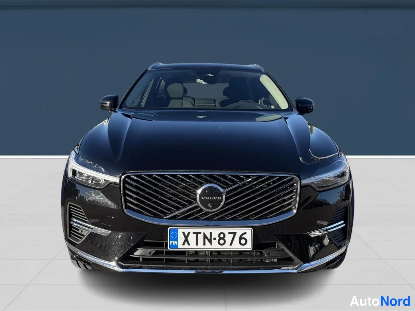 Musta Volvo XC60 2026, edestä, kuva 4