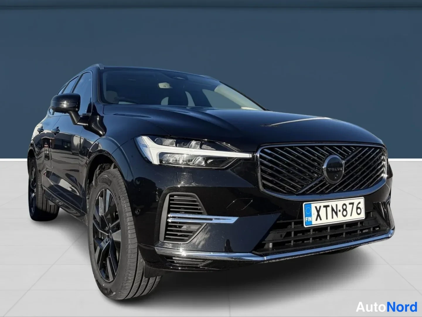 Musta Volvo XC60 2026, etuviisto, keula oikealle, kuva 3
