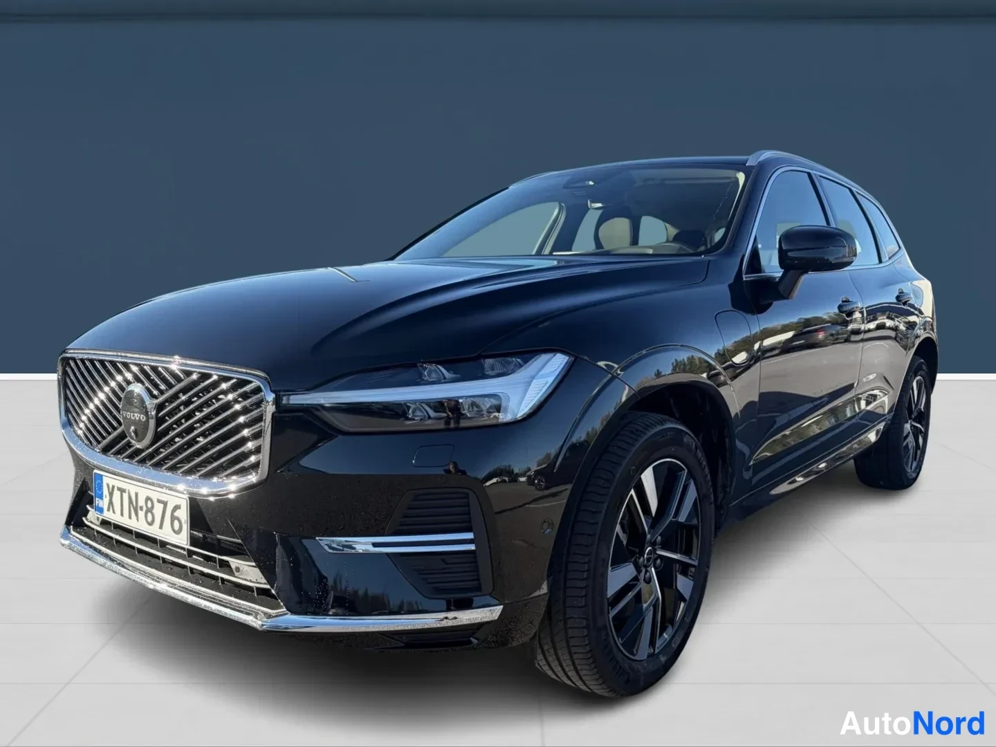 Musta Volvo XC60 2026, etuviisto, keula vasemmalle, kuva 2