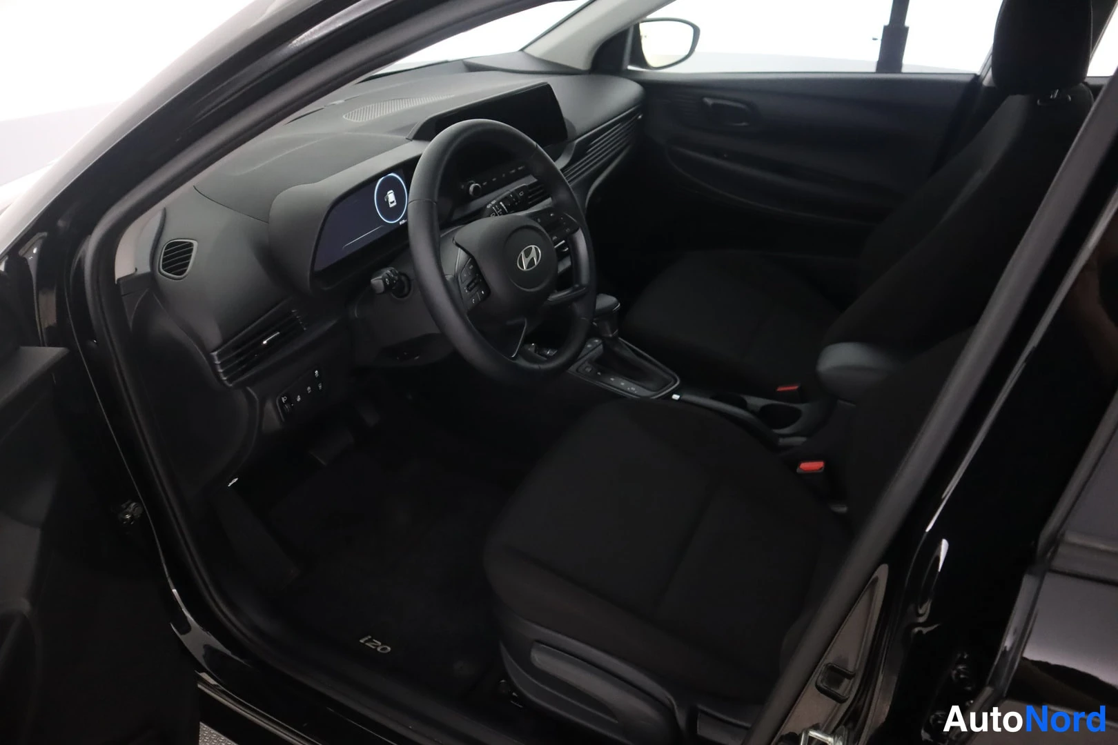 Musta Hyundai i20 2025, ohjaamo, kuva 12