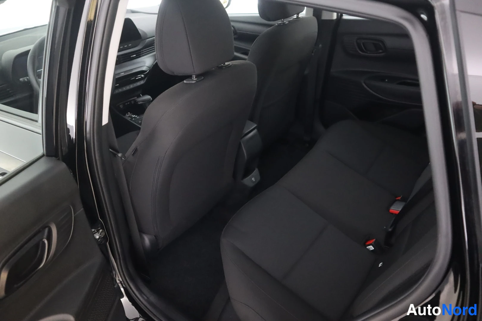 Musta Hyundai i20 2025, takaistuimet, kuva 15
