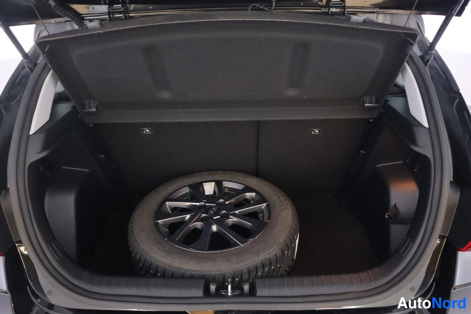 Musta Hyundai i20 2025, tavaratila, kuva 16