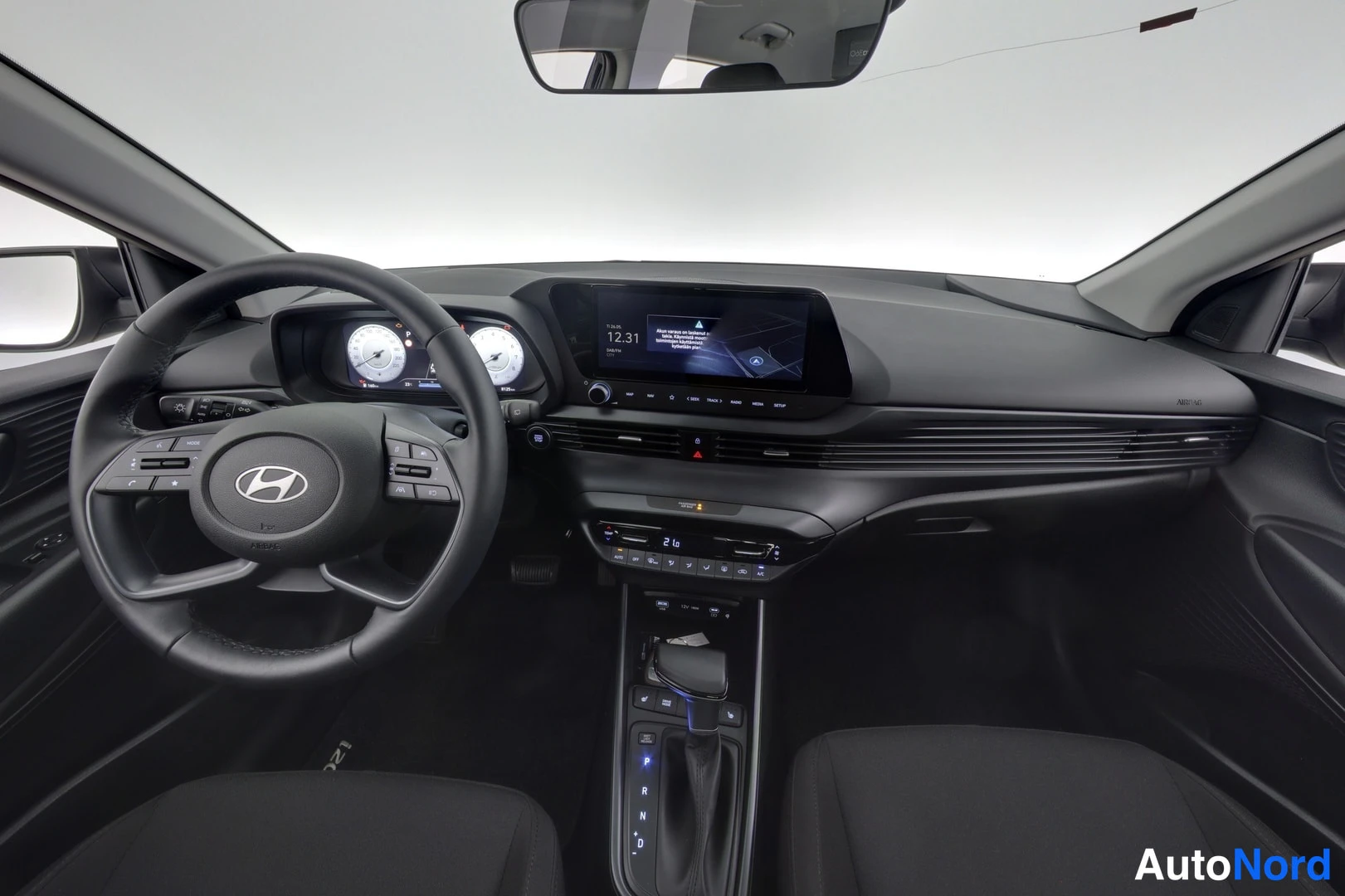 Musta Hyundai i20 2025, ohjaamo, kuva 7