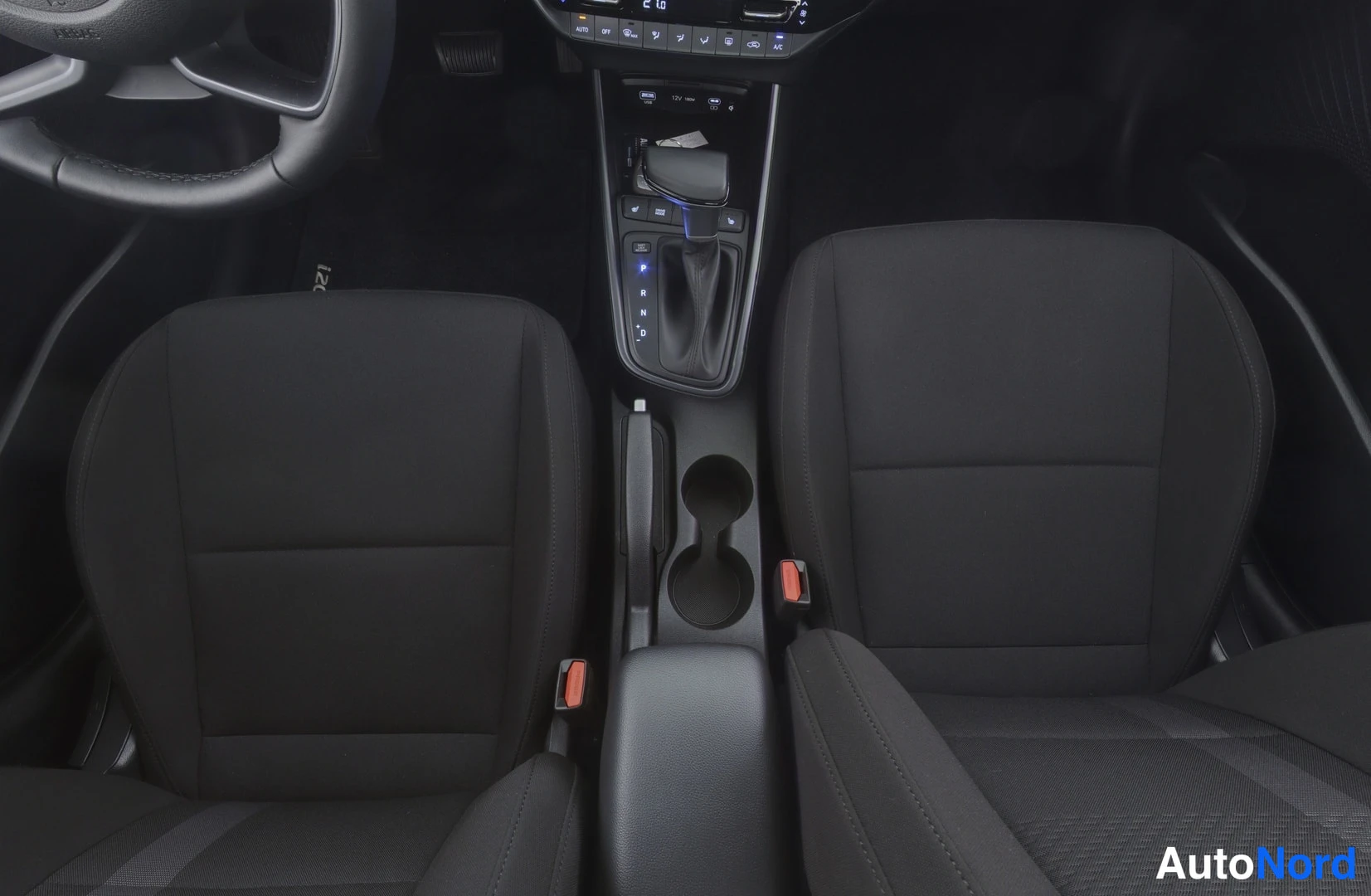 Musta Hyundai i20 2025, etuistuimet, kuva 14