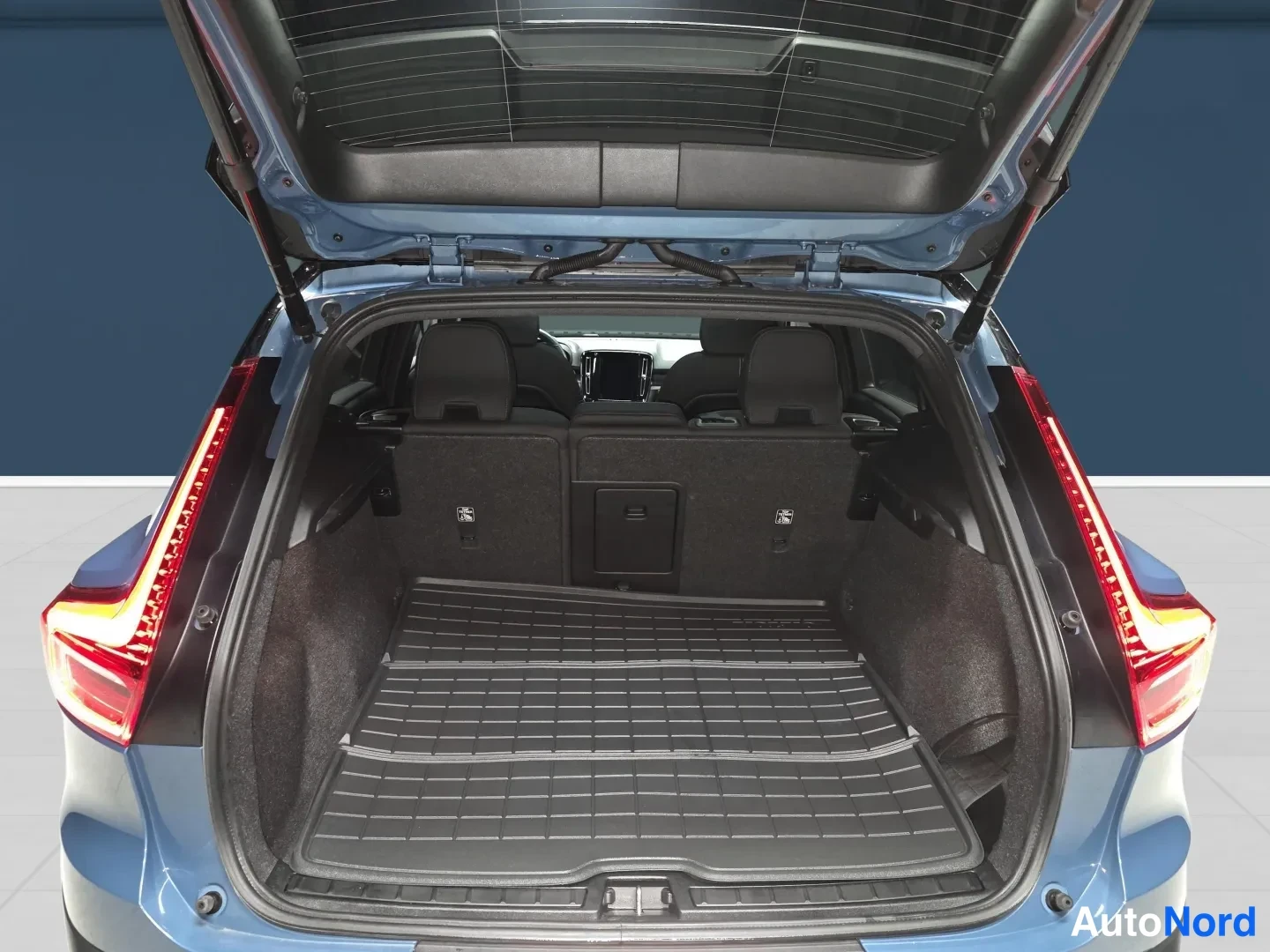 Sininen Volvo XC40 2024, tavaratila, kuva 16