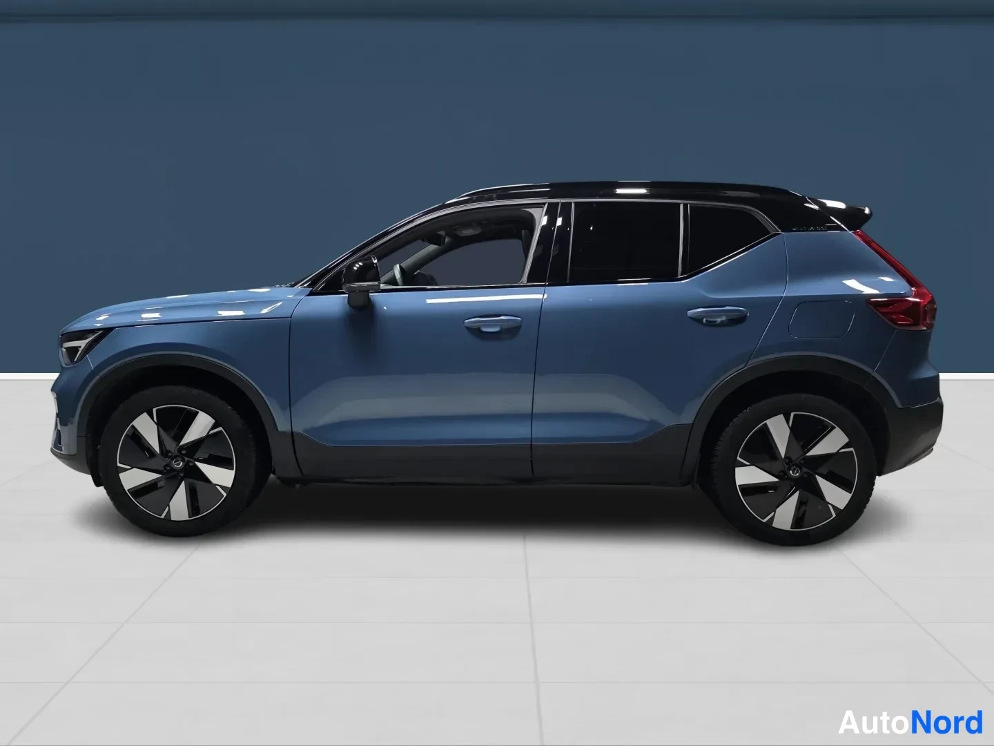 Sininen Volvo XC40 2024, etuviisto, keula vasemmalle, kuva 2