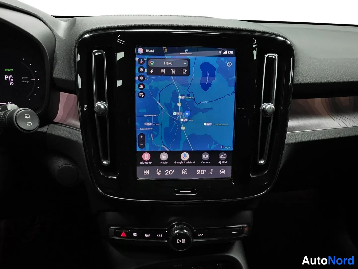 Sininen Volvo XC40 2024, ohjaamo, kuva 10