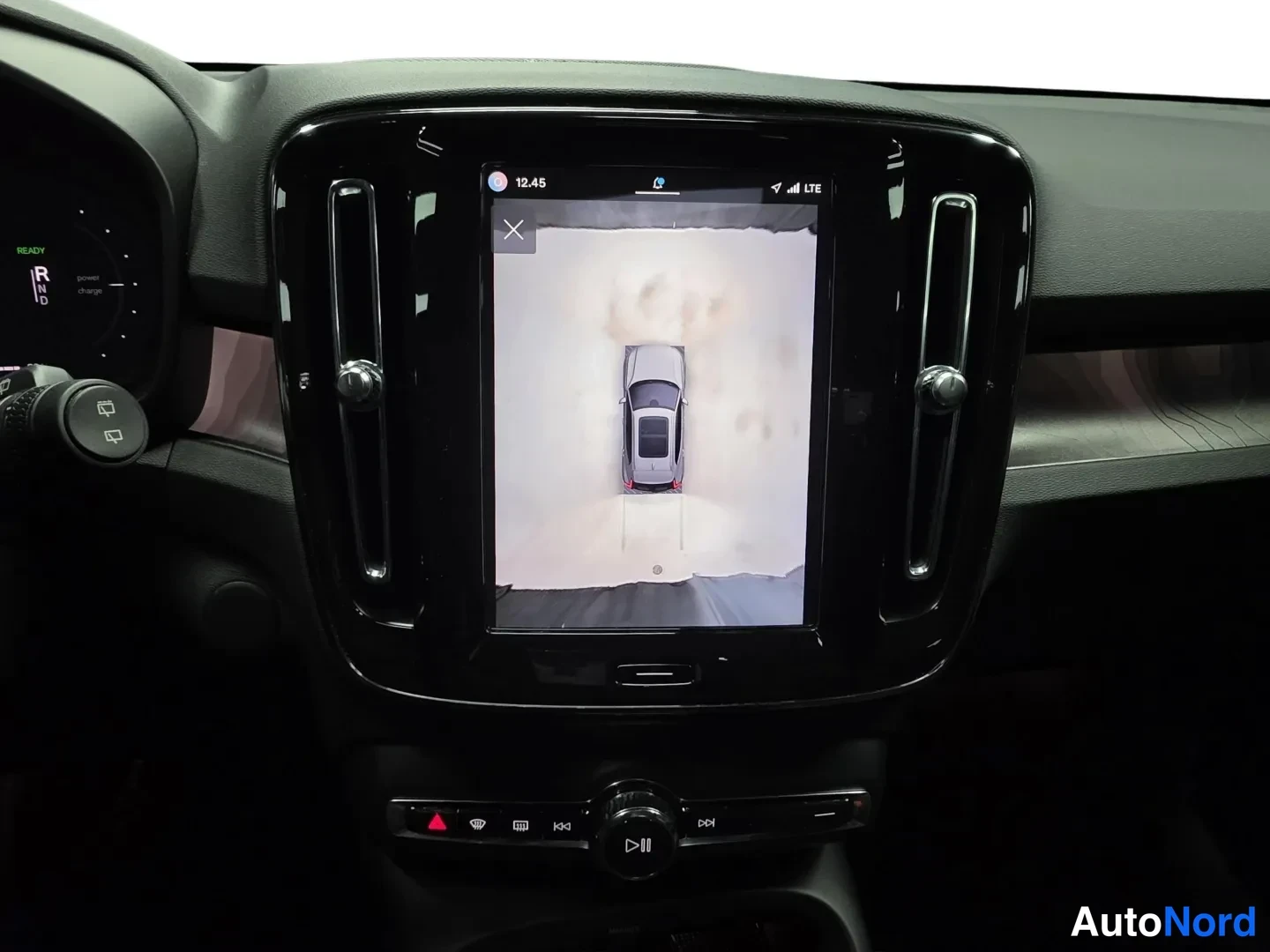 Sininen Volvo XC40 2024, ohjaamo, kuva 11