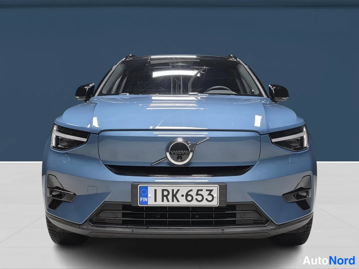 Sininen Volvo XC40 2024, edestä, kuva 4