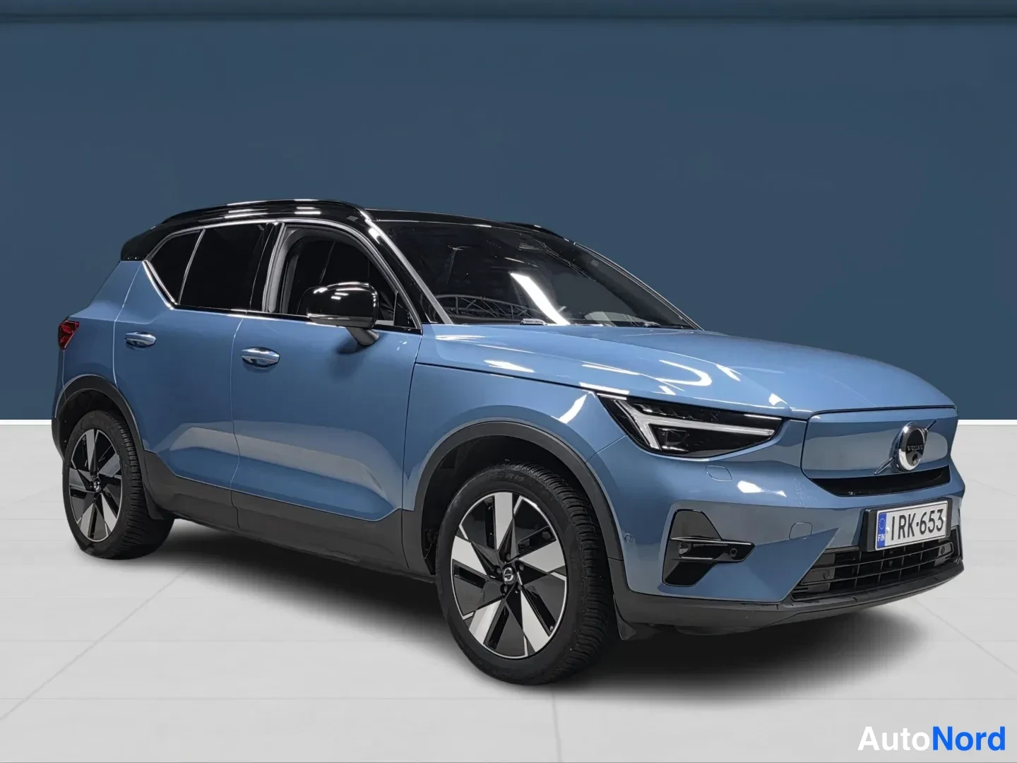 Sininen Volvo XC40 2024, etuviisto, keula oikealle, kuva 3