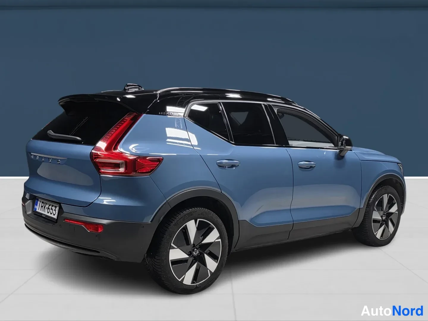 Sininen Volvo XC40 2024, takaviisto, kuva 5