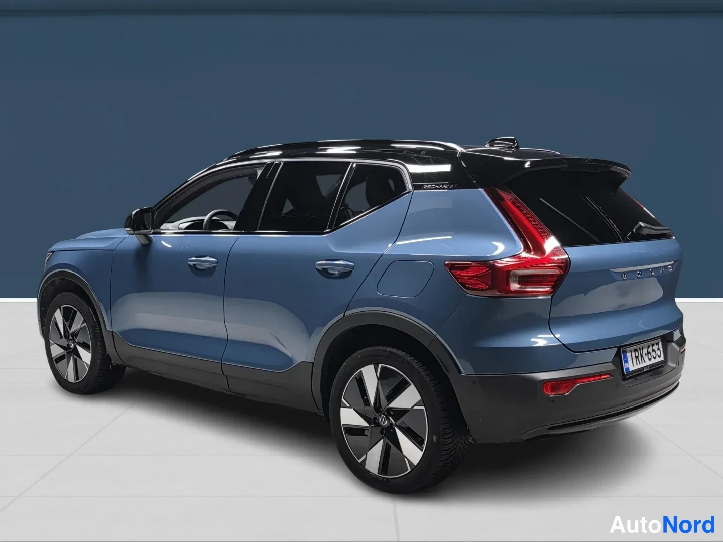 Sininen Volvo XC40 2024, takaviisto, kuva 6